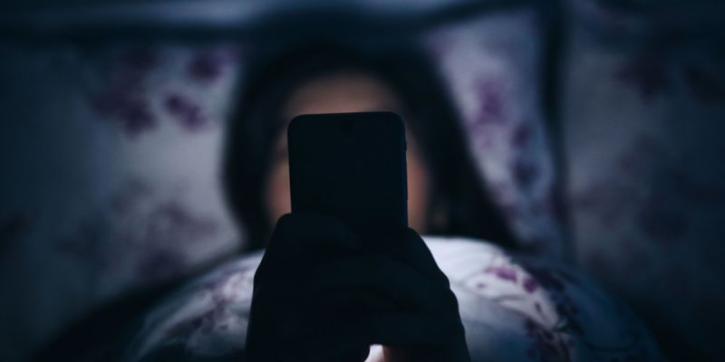 Почему нельзя пользоваться смартфоном перед сном