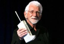 Третьего апреля 1973 года пользователям был представлен первый мобильный телефон