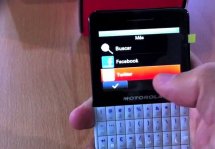 Анонсирован мобильный телефон Motorola MotoKey Social с доступом в Facebook