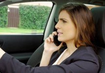 Как безопасно говорить по телефону в машине