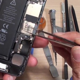 Apple капитулировала: теперь ремонтировать iPhone можно будет в домашних условиях
