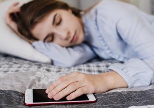 Эксперты указали причины, по которым сон рядом с телефоном несет большую опасность