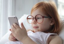 Эксперт рассказал родителям, как выбрать первый смартфон для ребенка