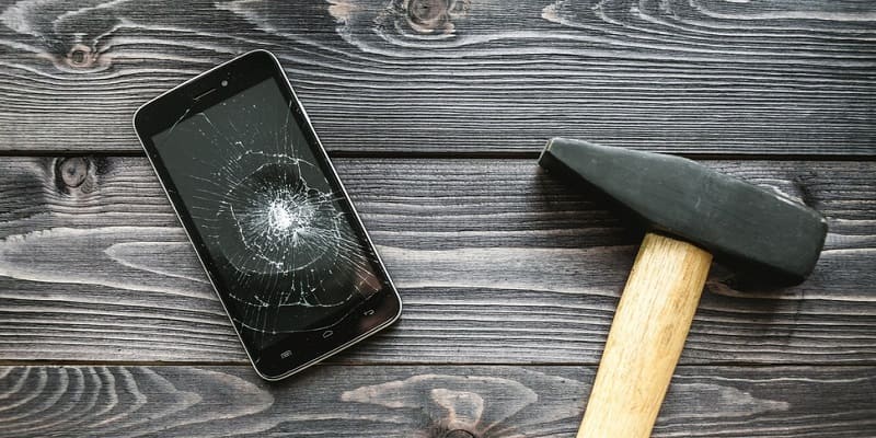 1523650258 break a smartphone with a hammer2 1