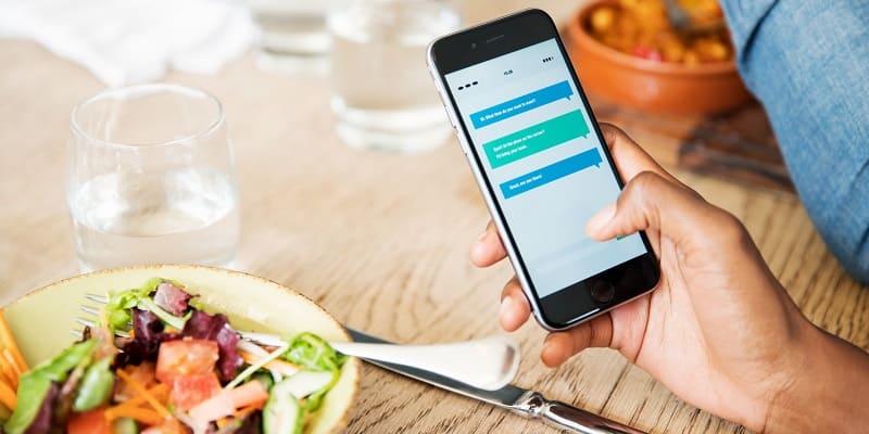 Использующие смартфон во время еды рискуют набрать лишний вес – утверждают ученые
