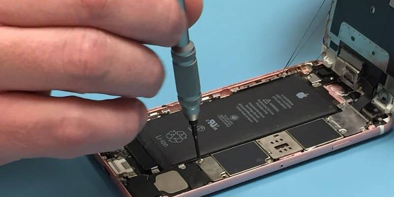 Как вытаскивать батарею на iPhone самостоятельно
