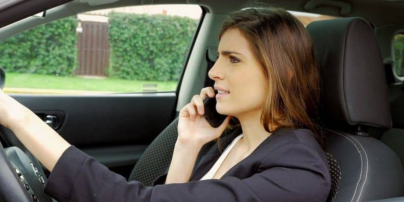 Как безопасно говорить по телефону в машине