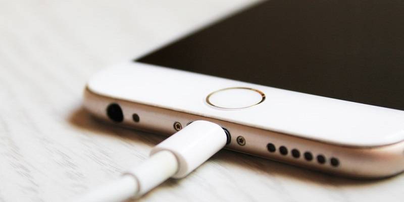 iPhone заряжается только когда выключен - почему?