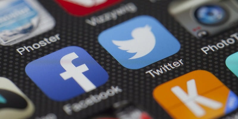 Данные пользователей Facebook и Twitter под угрозой: соцсети заявили об опасности