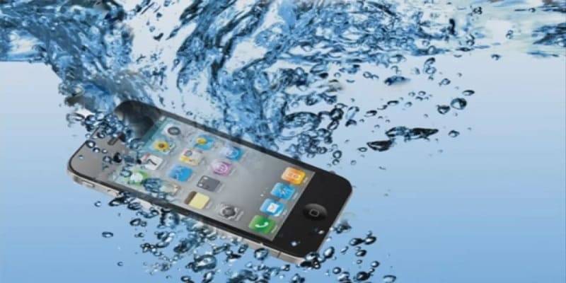 Что делать, если владелец уронил телефон в воду