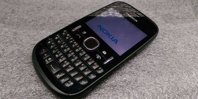 Nokia Asha 200:   