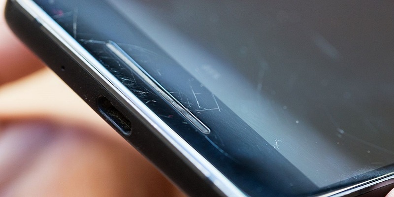 Стали известны факторы, повреждающие экраны смартфонов, и меры противодействия им
