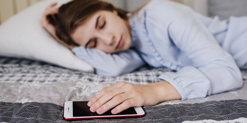 Эксперты указали причины, по которым сон рядом с телефоном несет большую опасность