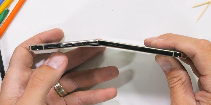 Ультратонкий iPhone Air прошёл испытание на прочность — согнуть смог только кран