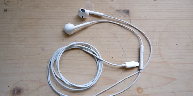 Можно ли носить наушники зимой и как защитить их от холода