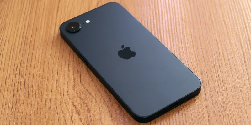 Apple анонсировала iPhone 17e — самый доступный смартфон в своей линейке