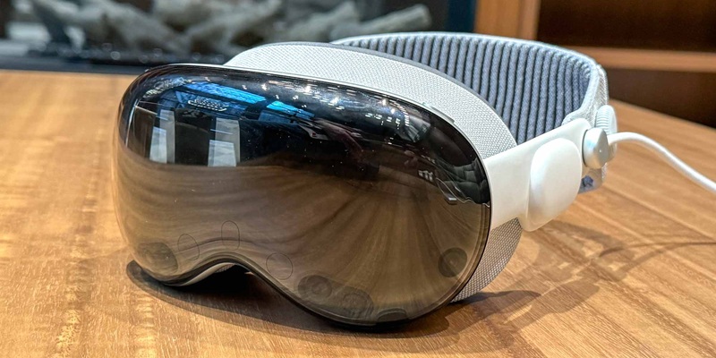 ������� ���-�� ��: Apple ������� Vision Pro � ������������� �� ����� ����� � ��